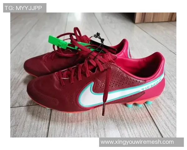 传奇球星的足迹：他们曾穿过的经典足球鞋盘点