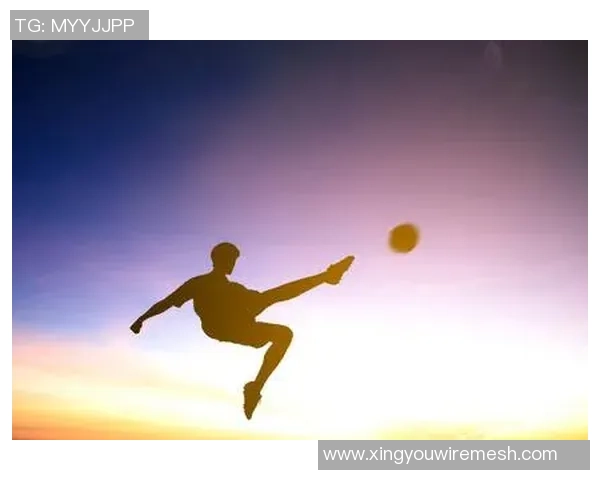 足球巨星剪影映照绿茵岁月展现热血拼搏与荣耀瞬间